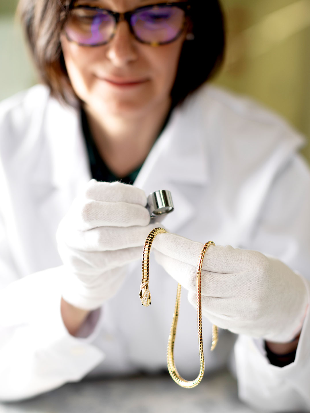 mujer manipulando un collar Bvlgari Serpenti Tubogas