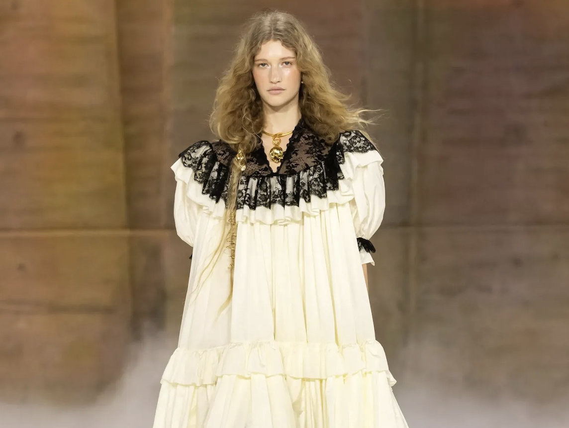 Del Sena a tu armario: Cómo dominar el dúo de vestidos boho y zuecos según la estética parisina.