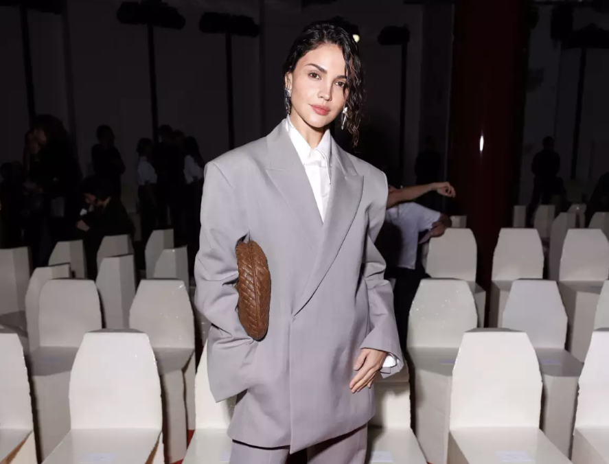 Eiza González y el sofisticado triunfo del Grandpa Core