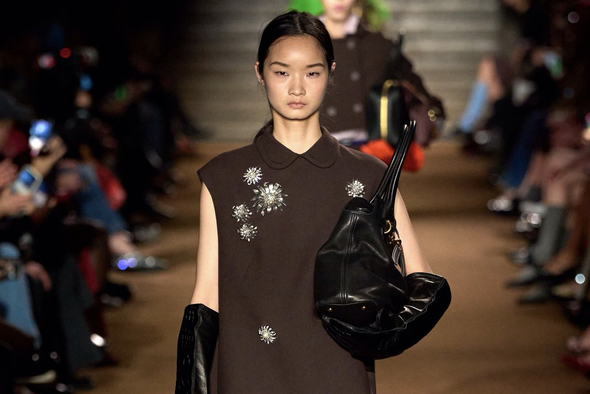 ¡Toma nota! Así puedes llevar el broche clásico hoy