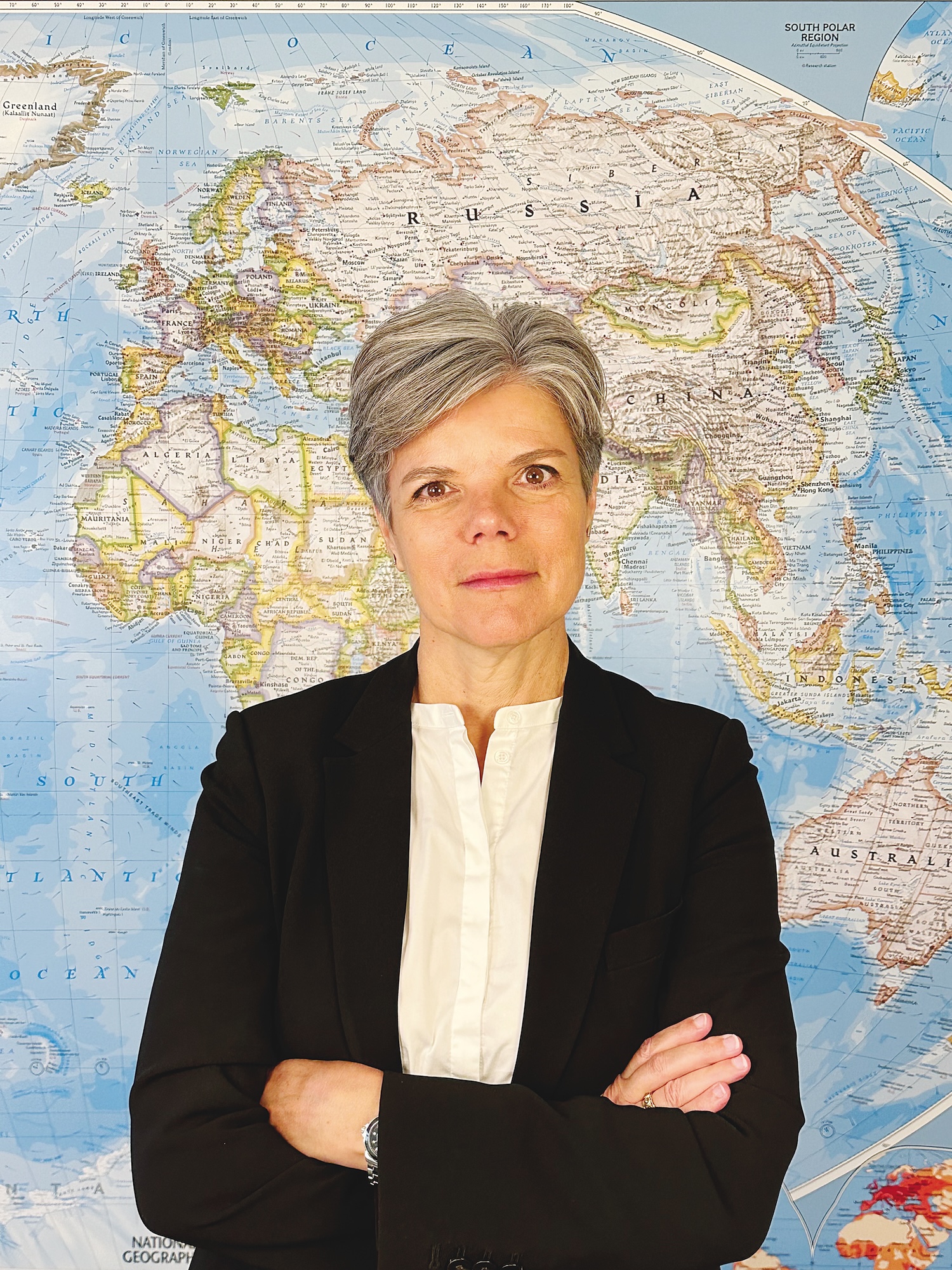 Charlotte Slente posando detrás un mapamundi