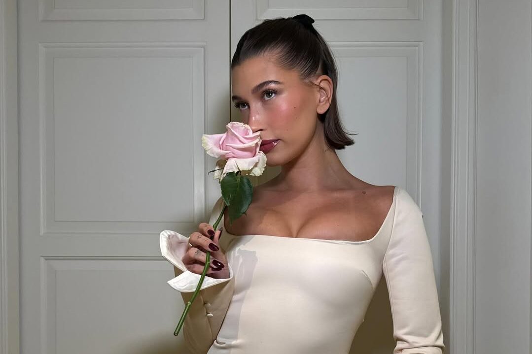 Hailey Bieber impone el Claw Clip Bob esta primavera