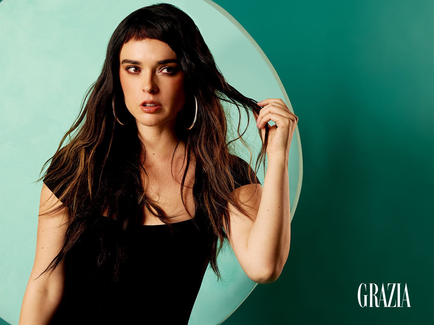 retrato de Fabiola Guajardo sobre fondo verde para portada de Grazia Mexico