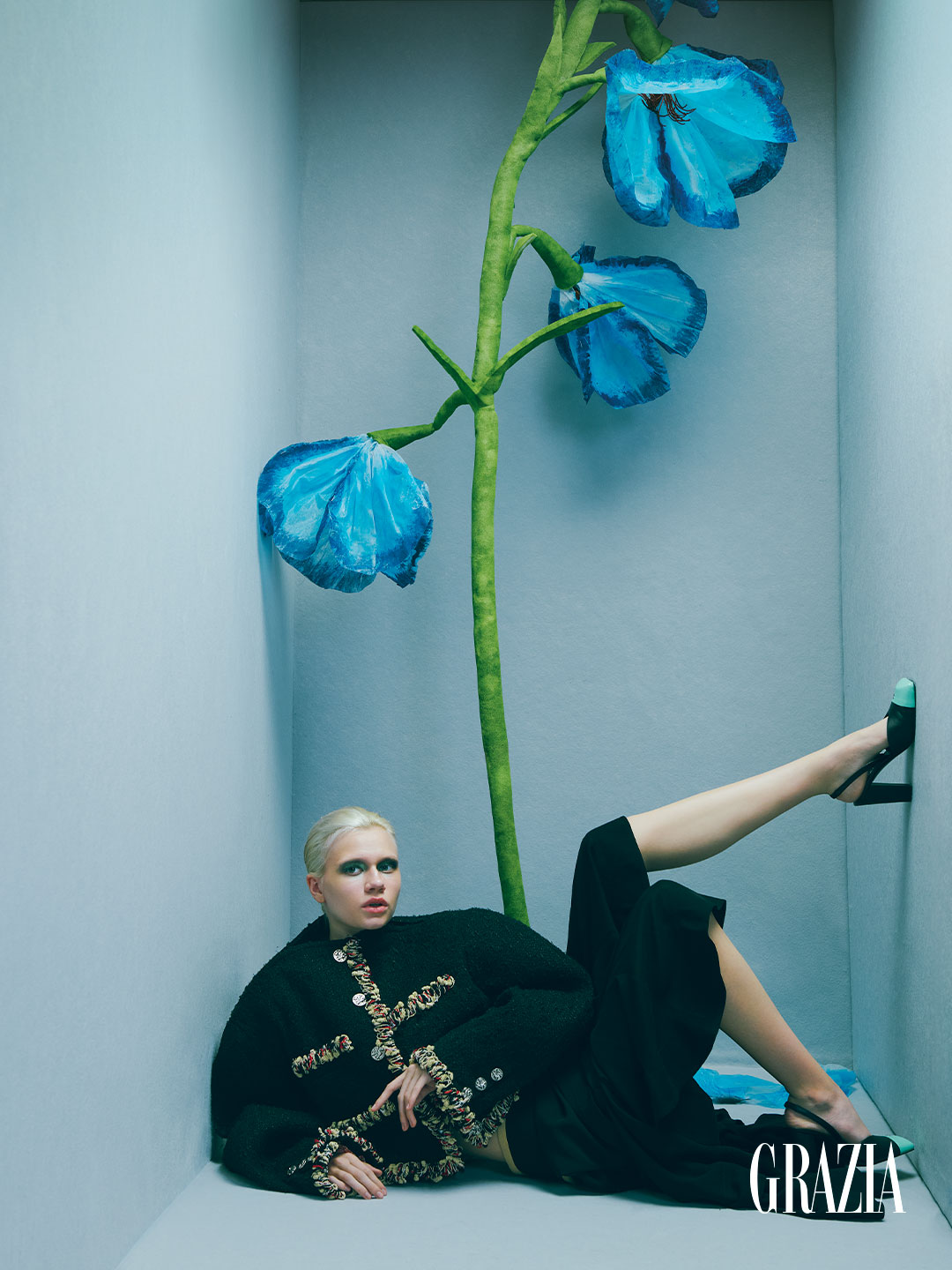 modelo con conjunto negro de Chanel