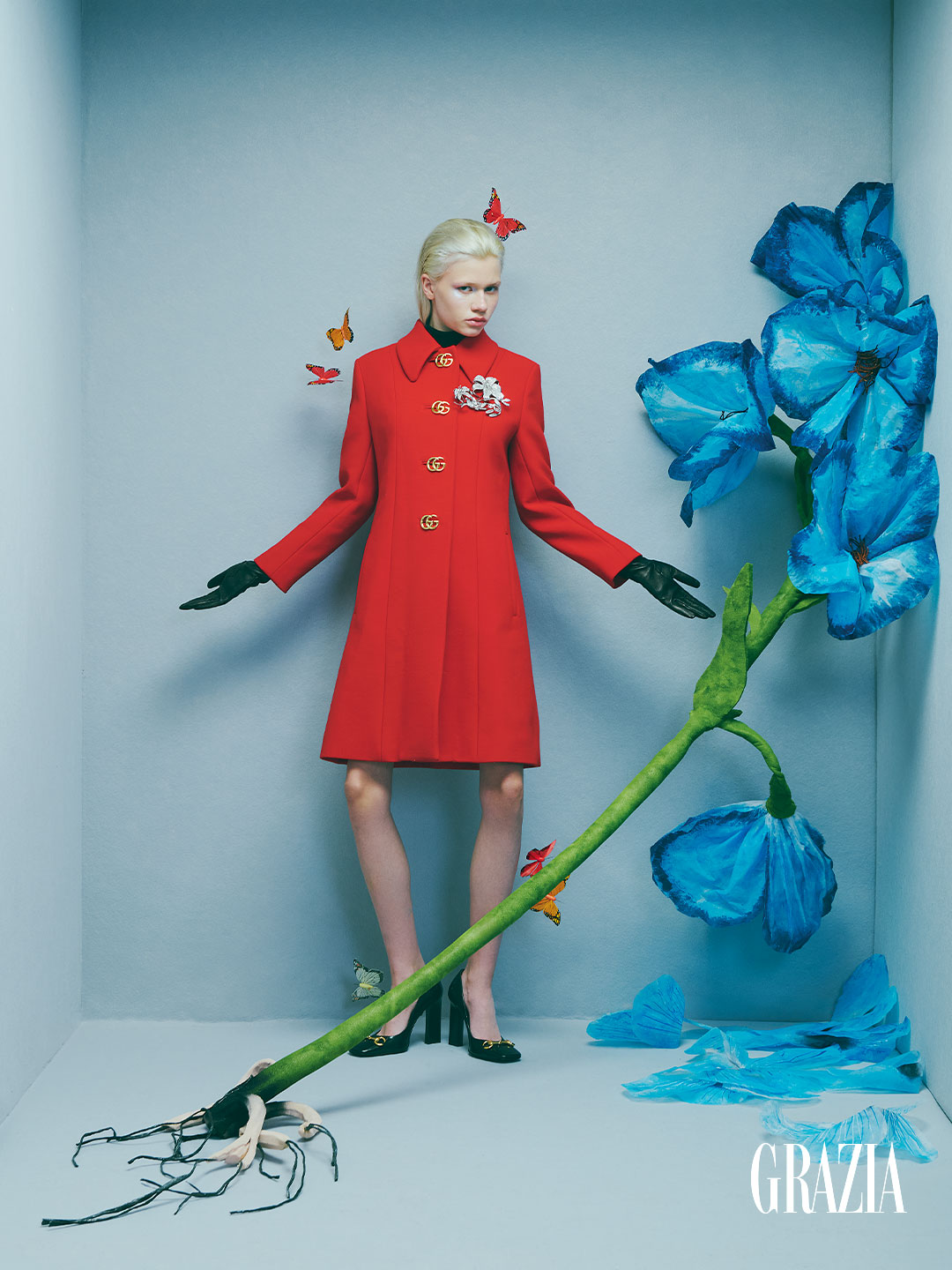 modelo con abrigo rojo, moda para Grazia