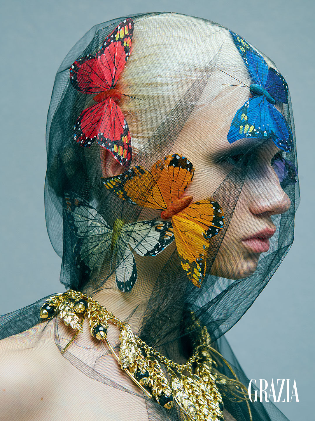 modelo con flores en la cabeza para moda primavera para Grazia