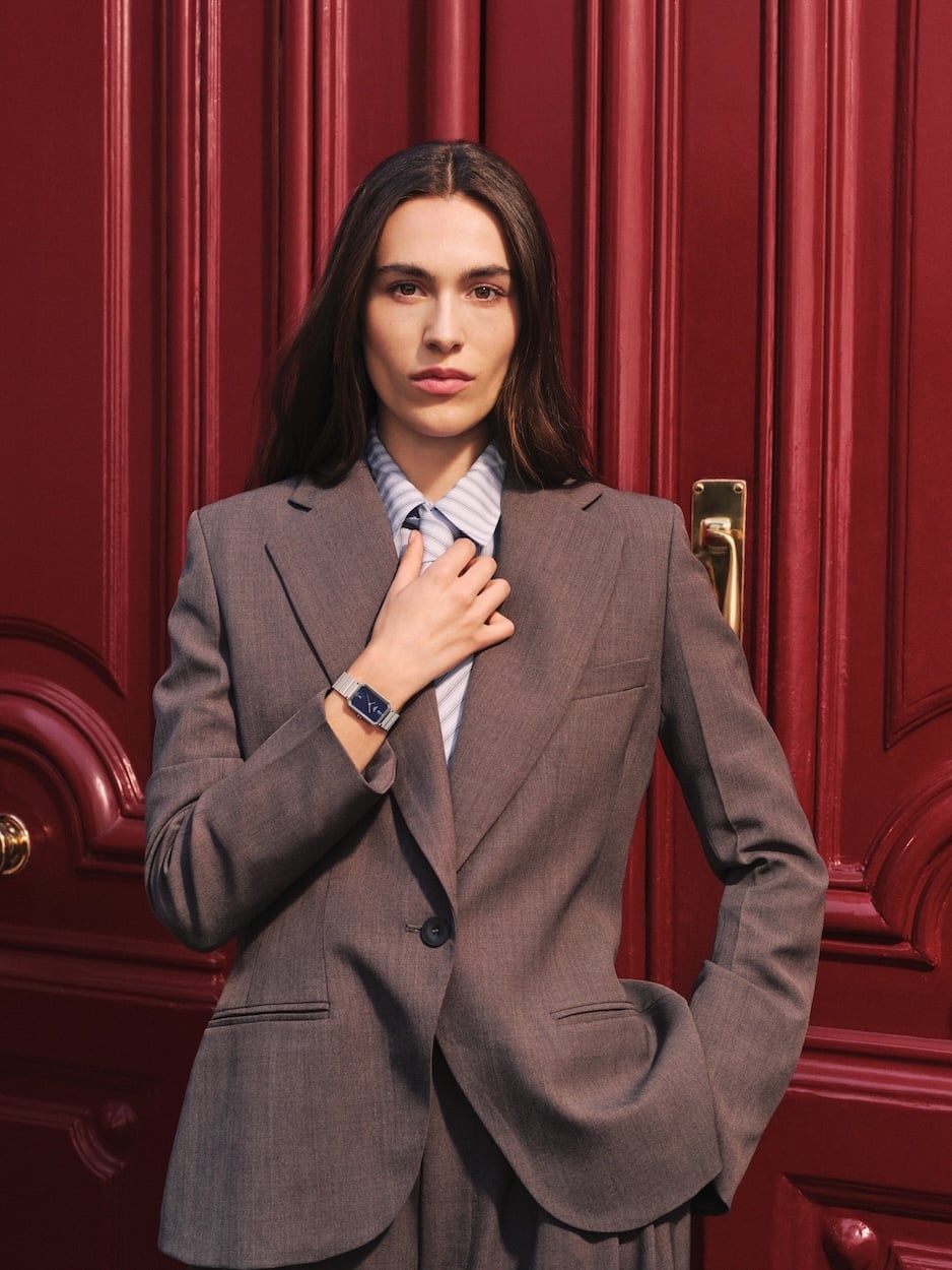 Mujer posando con un reloj Tissot SRV