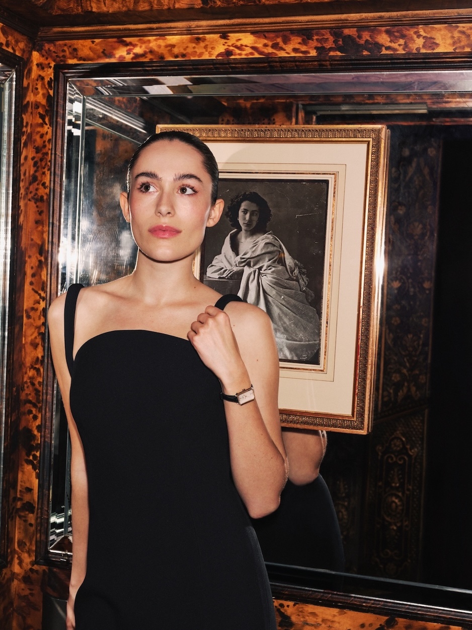 mujer con vestido negro posando con reloj Tissot SRV