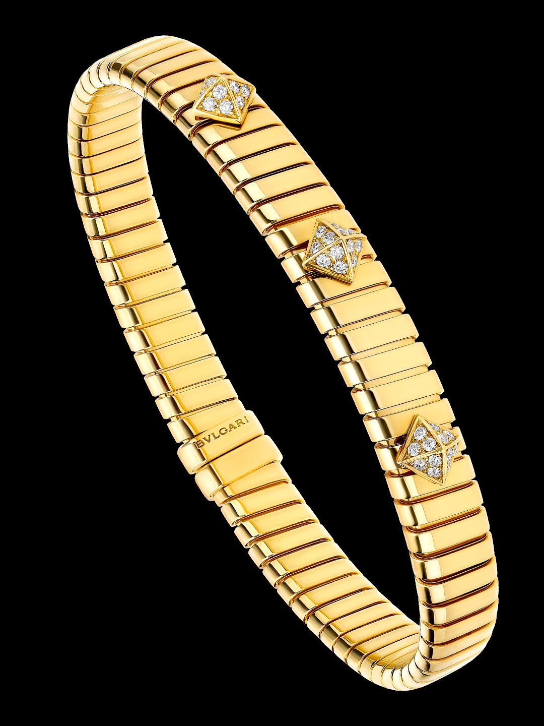 brazalete Bvlgari tubogas sobre fondo negro