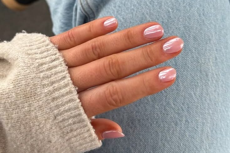 Rose Water Chrome: La manicura etérea que dominará el mes de marzo