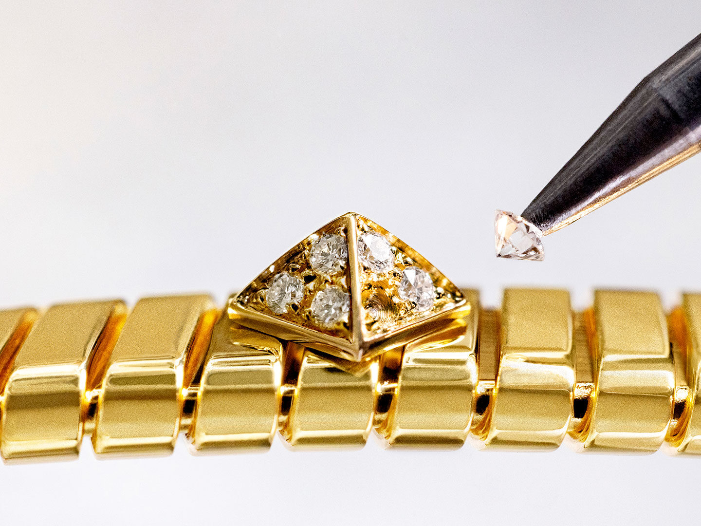 detalle de joyería bvlgari tubogas