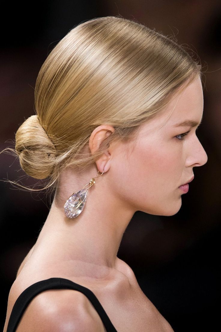 Moño de bailarina: peinado en tendencia efecto lifting