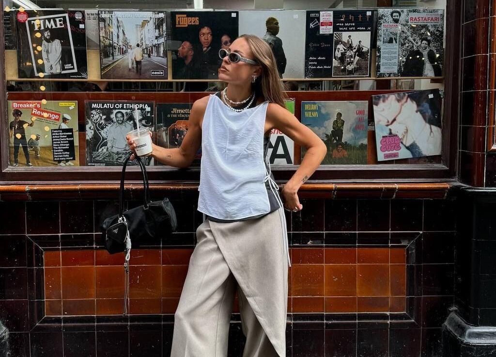 Ni baggy ni skinny: El pantalón wrap reclama su trono como la silueta definitiva de la primavera.