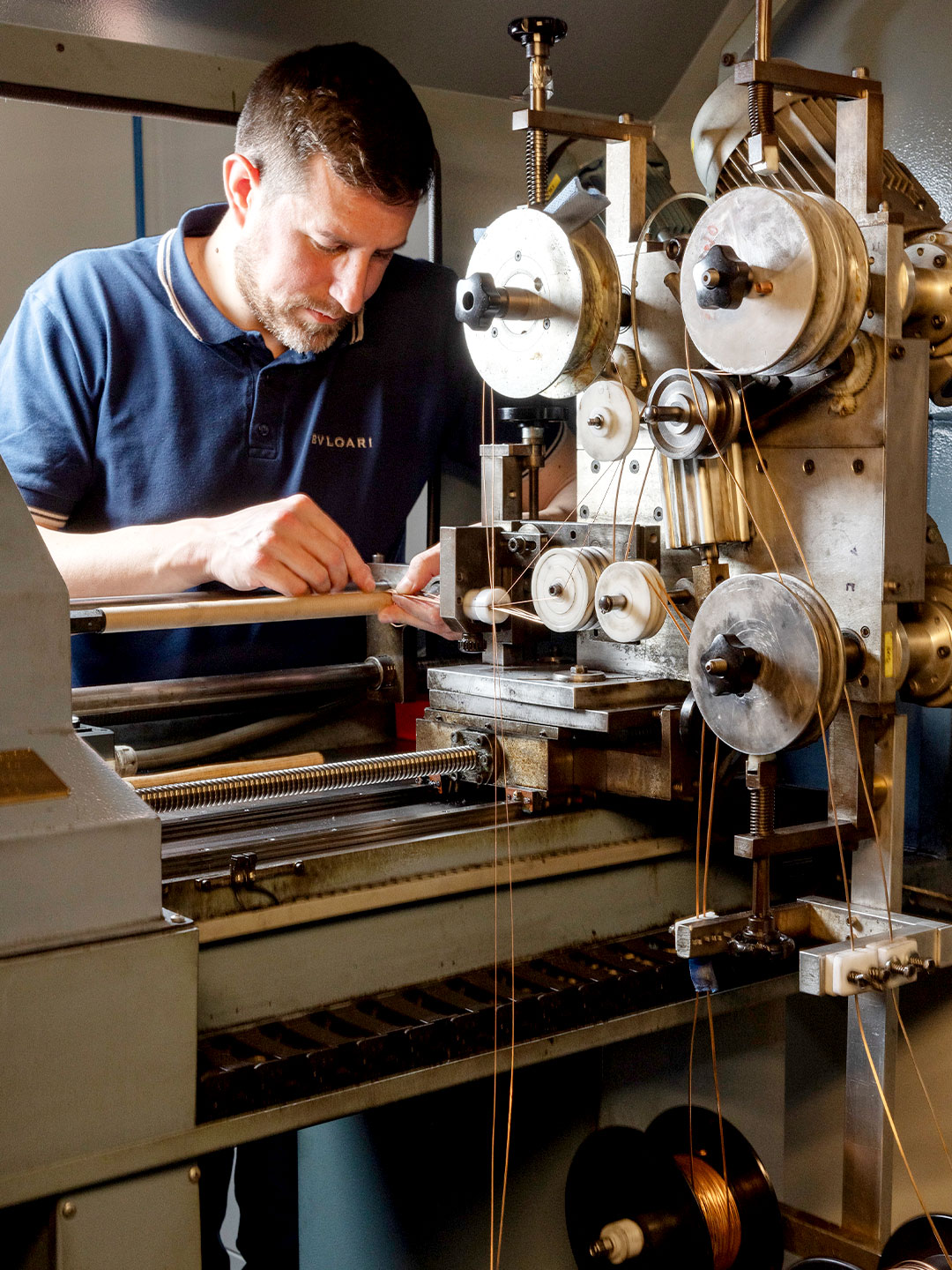 hombre manipulando trabajando en taller de Bvlgari
