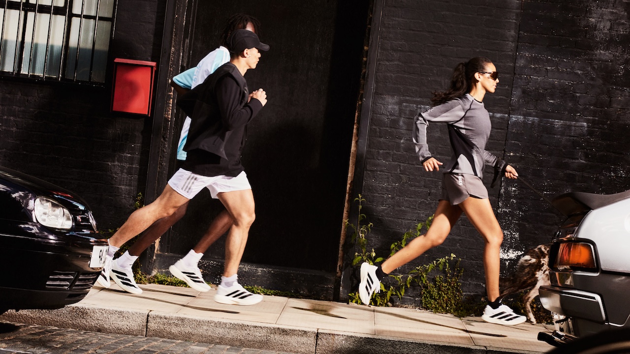 personas haciendo ejercicio de correr en la calle