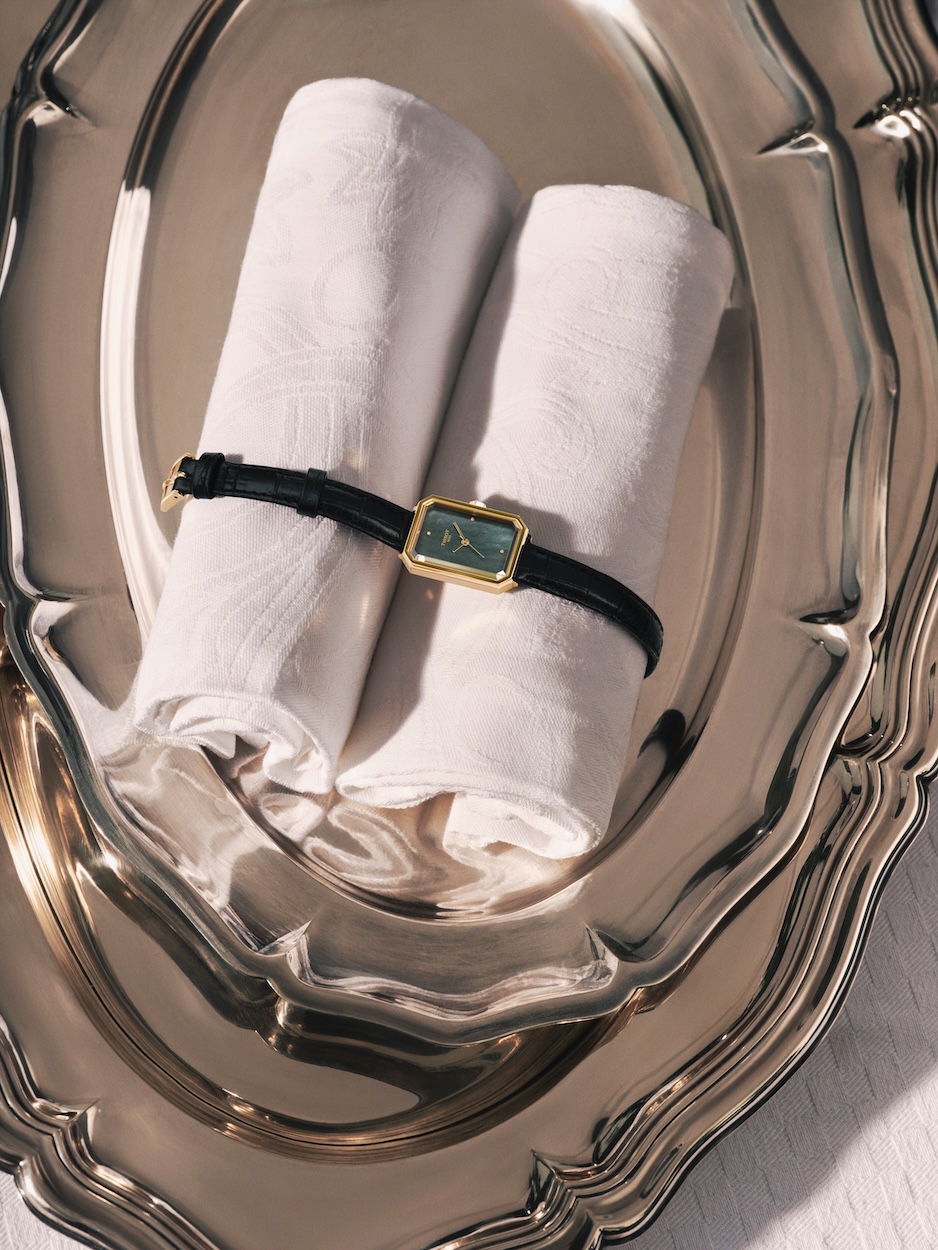 reloj Tissot SRV sobre un plato con servilleta