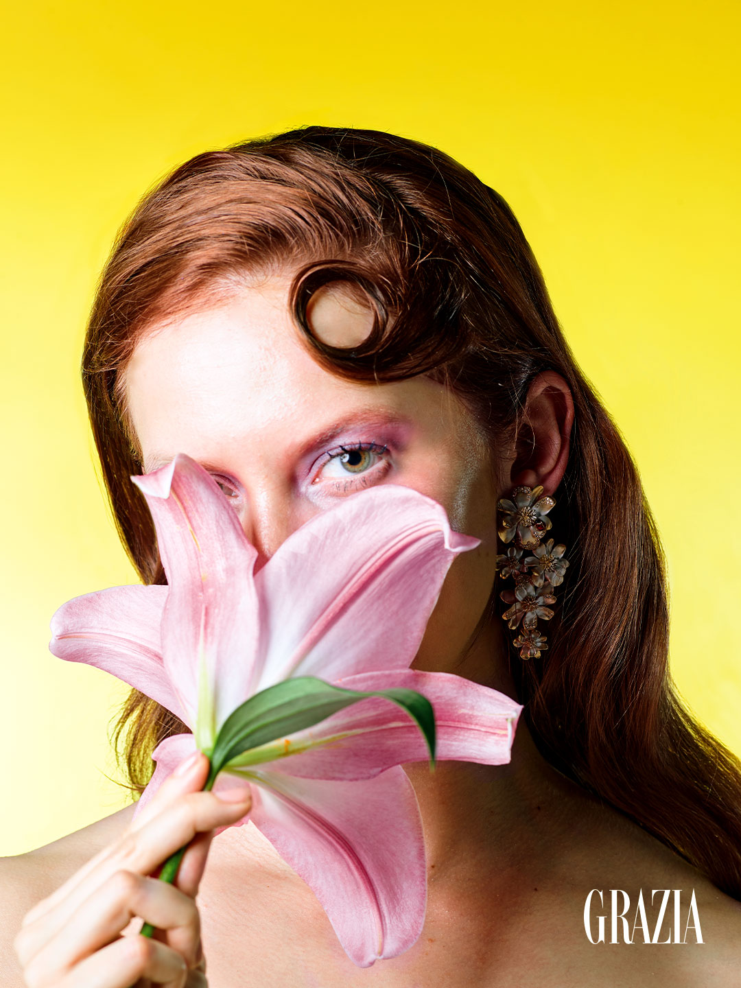 Ana Valeria Becerril con flor para especial belleza Grazia