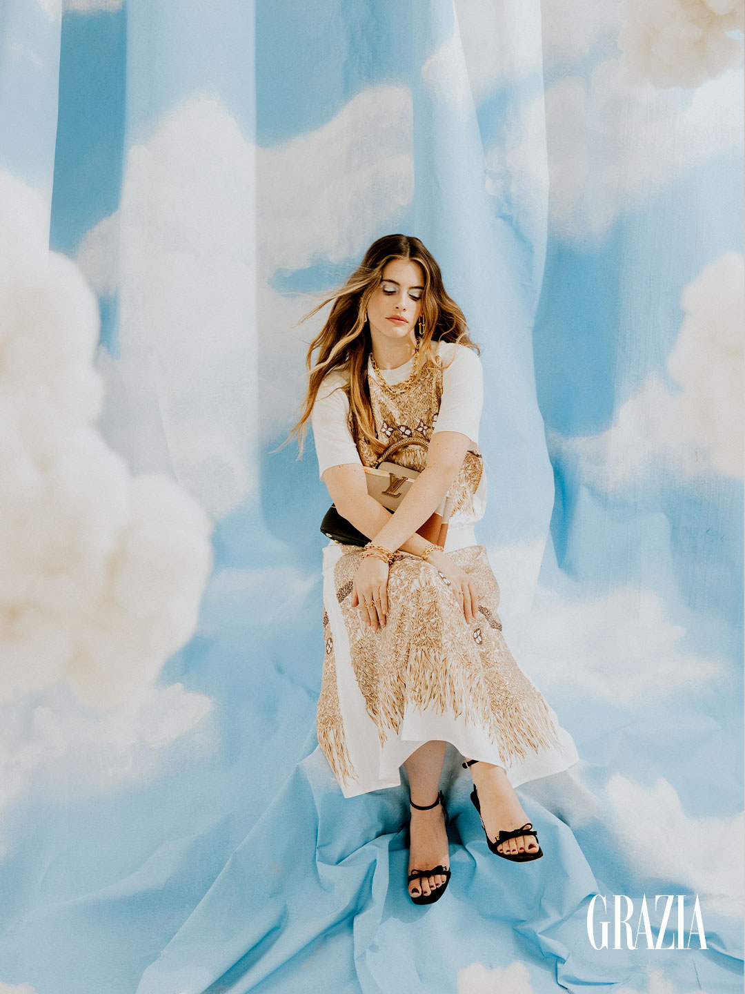 Chiara Parravicini con vestido en set