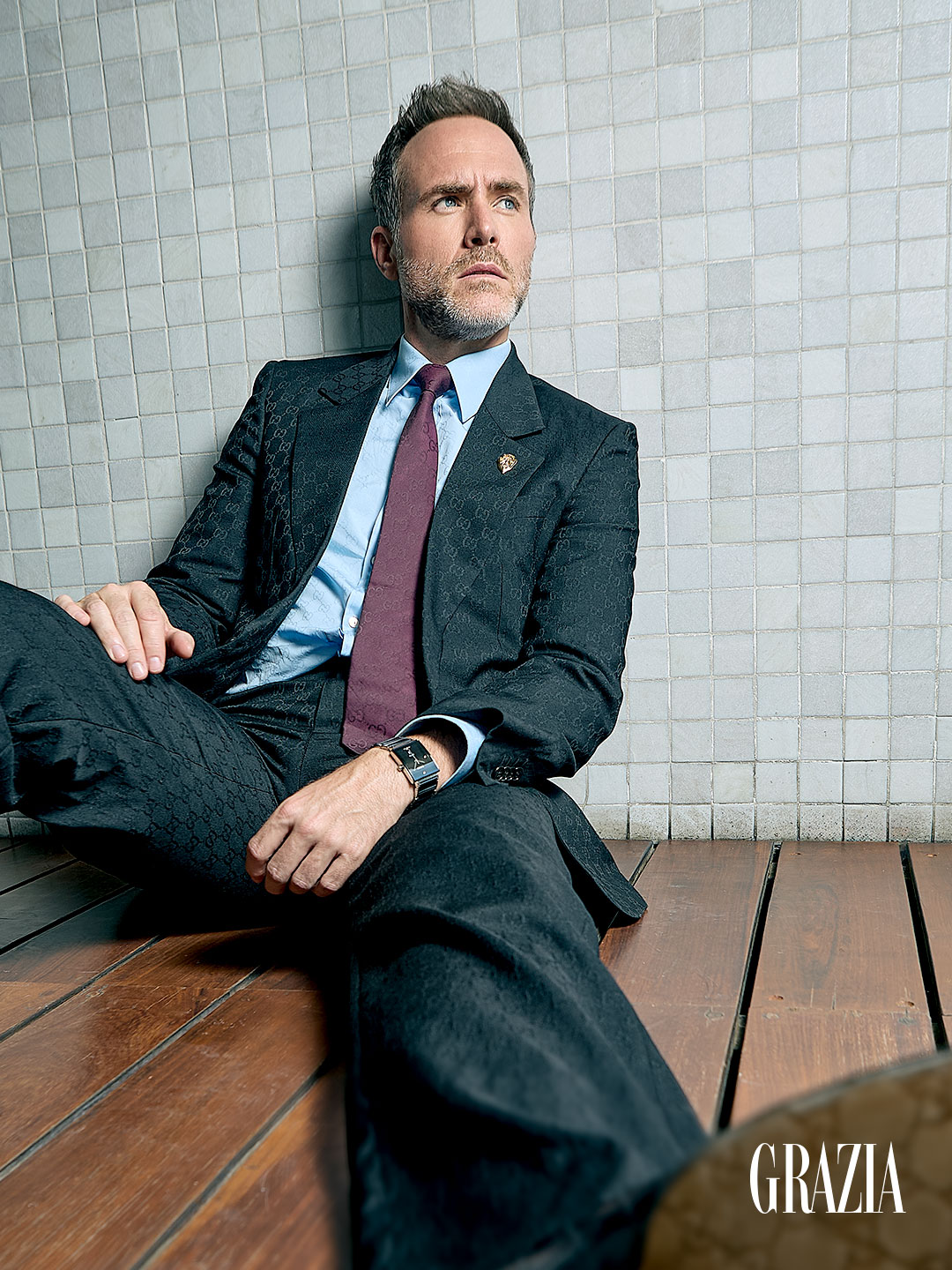 Erik Hayser con traje posando para Grazia