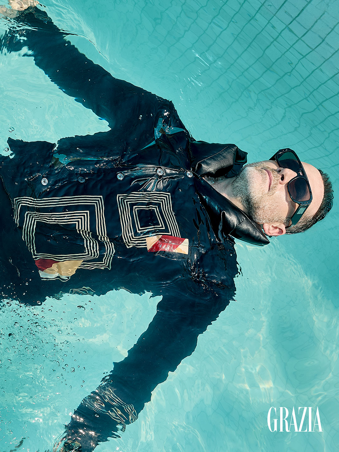 Erik Hayser flotando en una piscina
