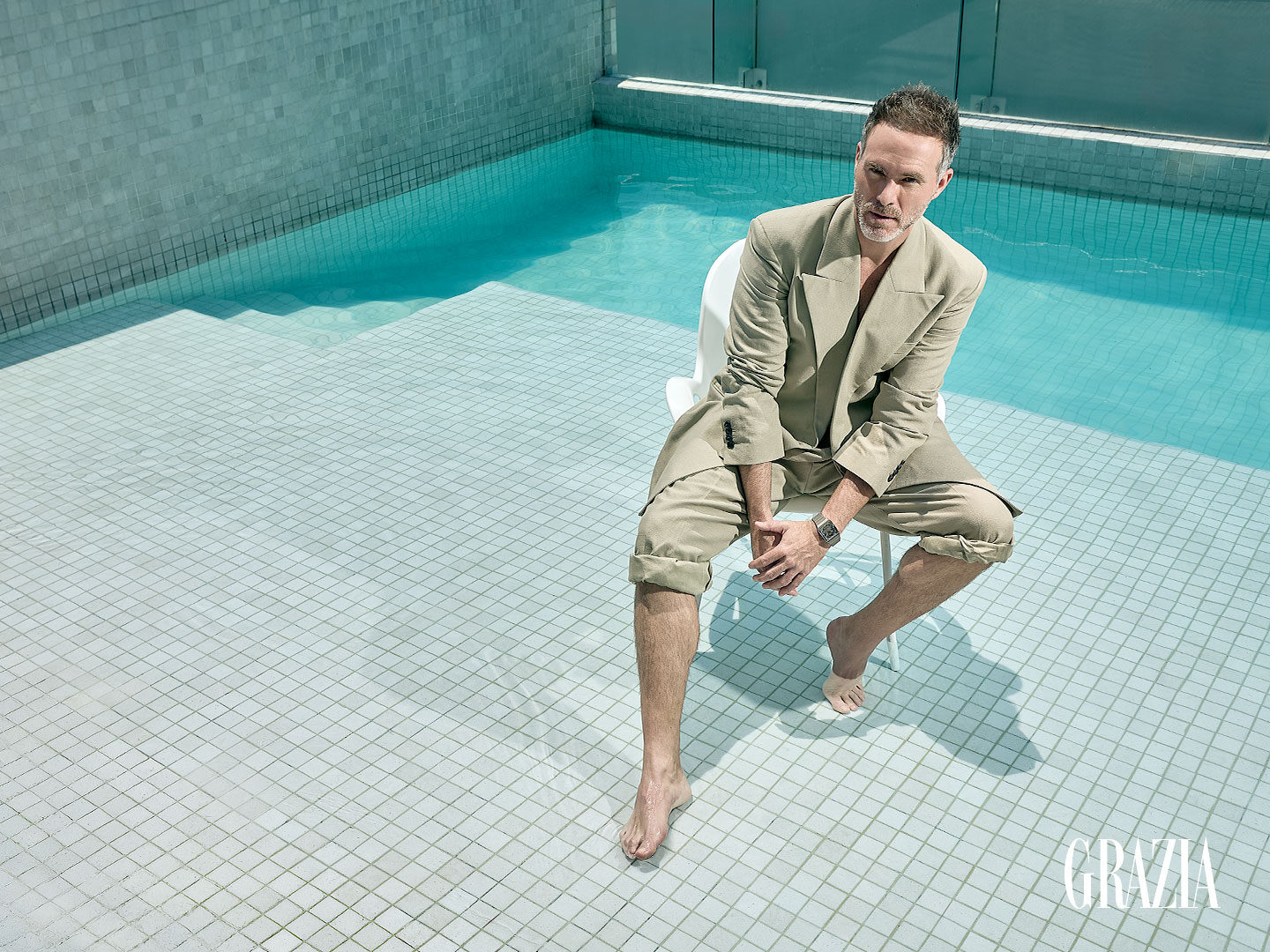 Erik Hayser posando en piscina para Grazia Mexico 2026