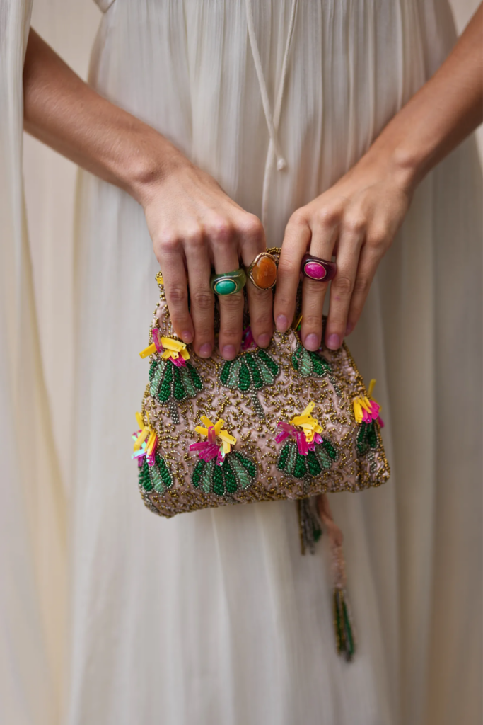 Bolsos con cuentas, tendencia divertida primavera verano 2026