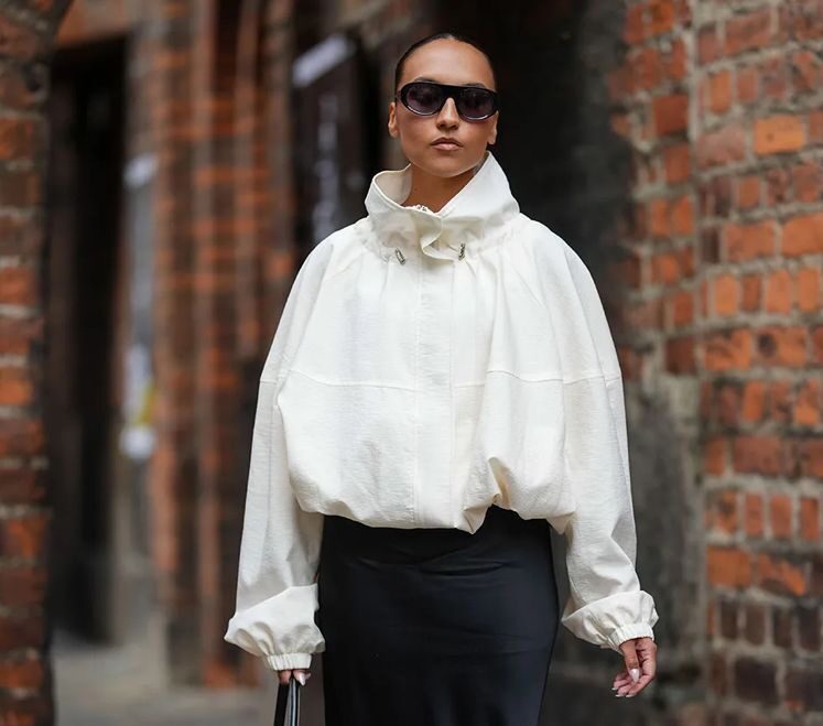 La chamarra blanca que se lleva esta primavera/verano