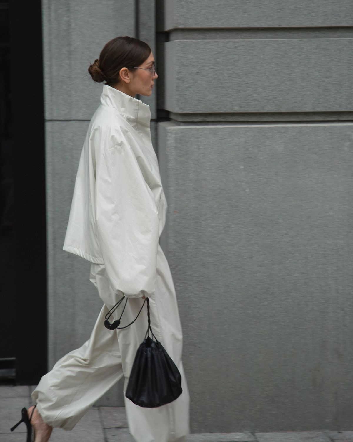La chamarra blanca que se lleva esta primavera/verano