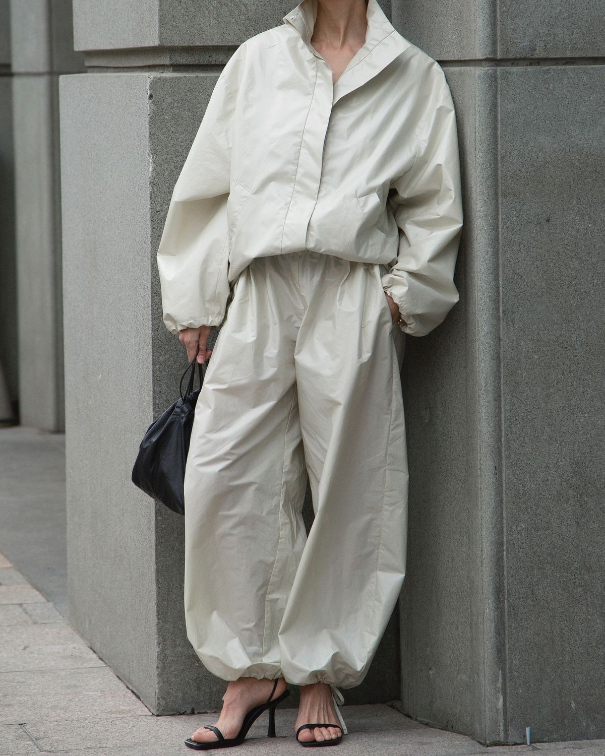 La chamarra blanca que se lleva esta primavera/verano