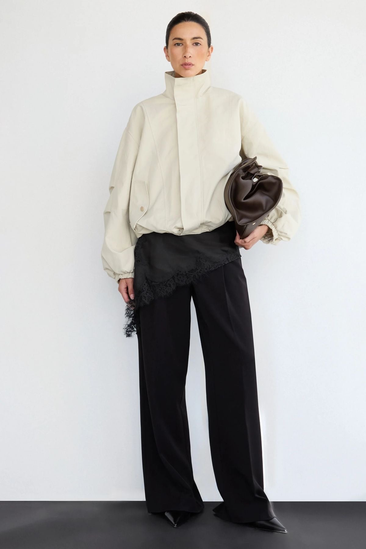 La chamarra blanca que se lleva esta primavera/verano