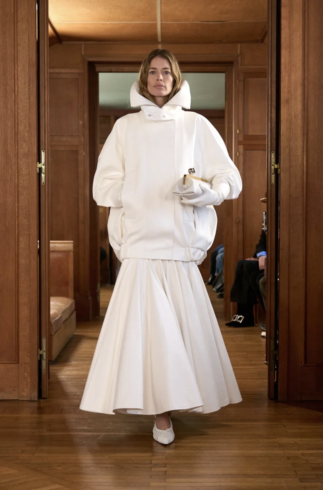 La chamarra blanca que se lleva esta primavera/verano