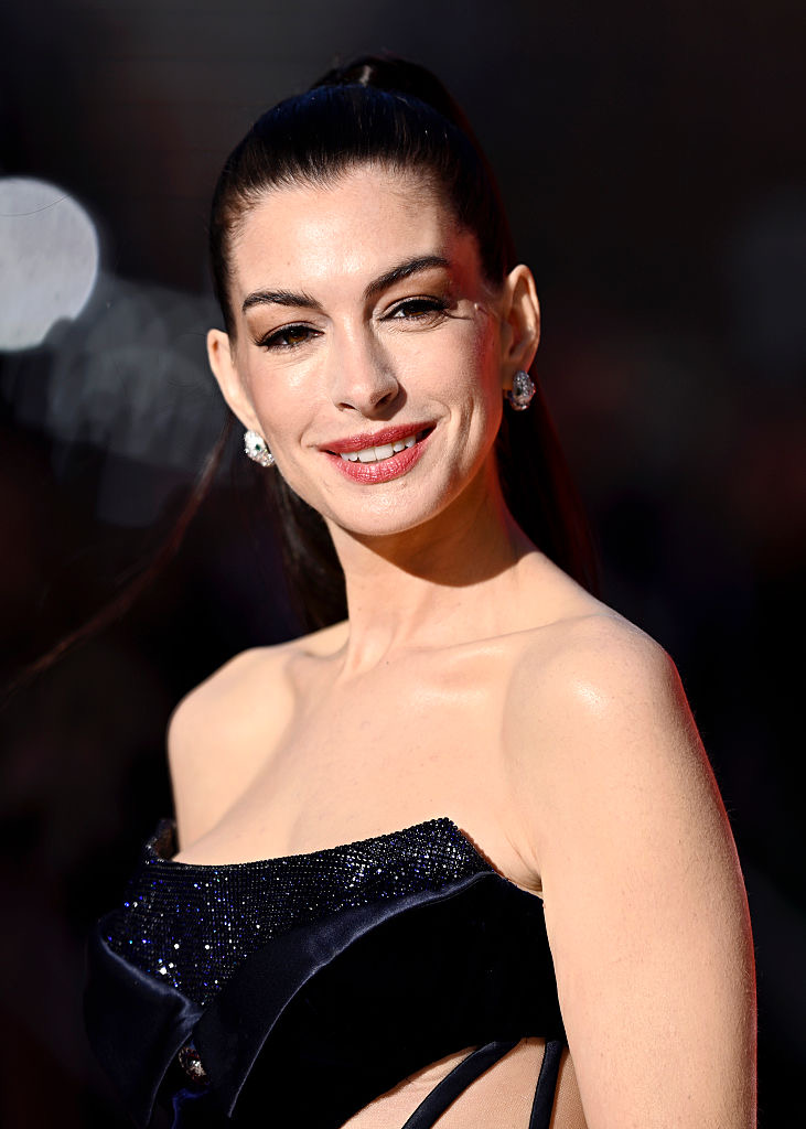 La coleta que ha trascendido décadas y Anne Hathaway nos enseña cómo llevarla hoy
