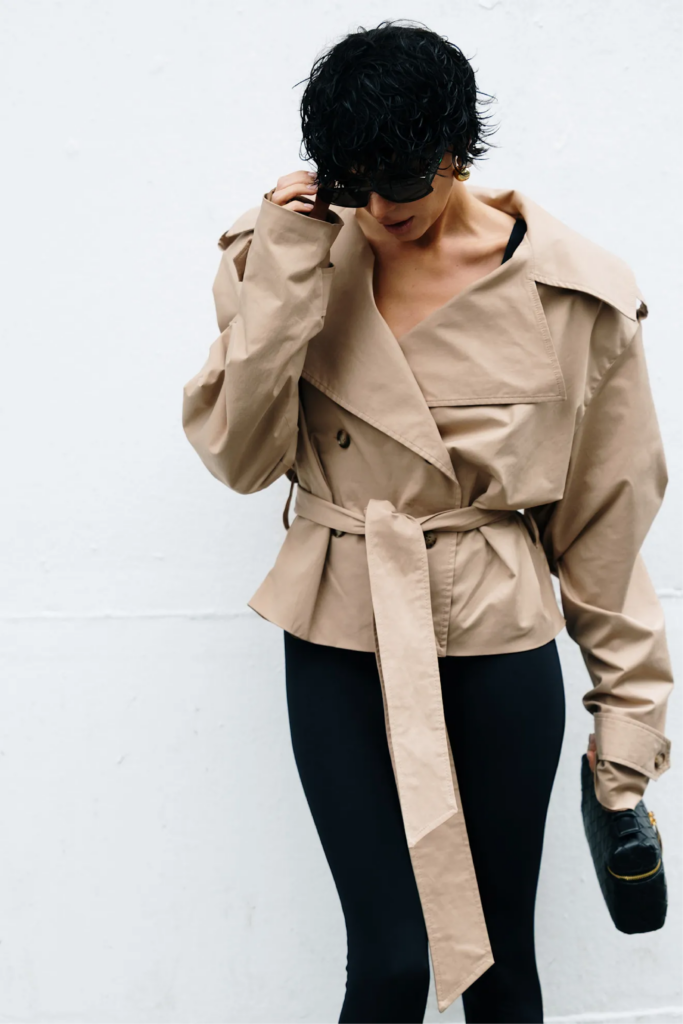 La gabardina cropped: un esencial chic de primavera