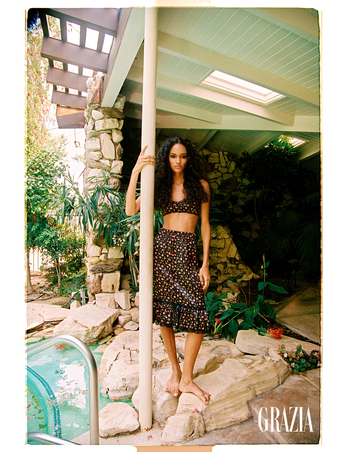 Modelo en jardín con moda Dolce Gabbana