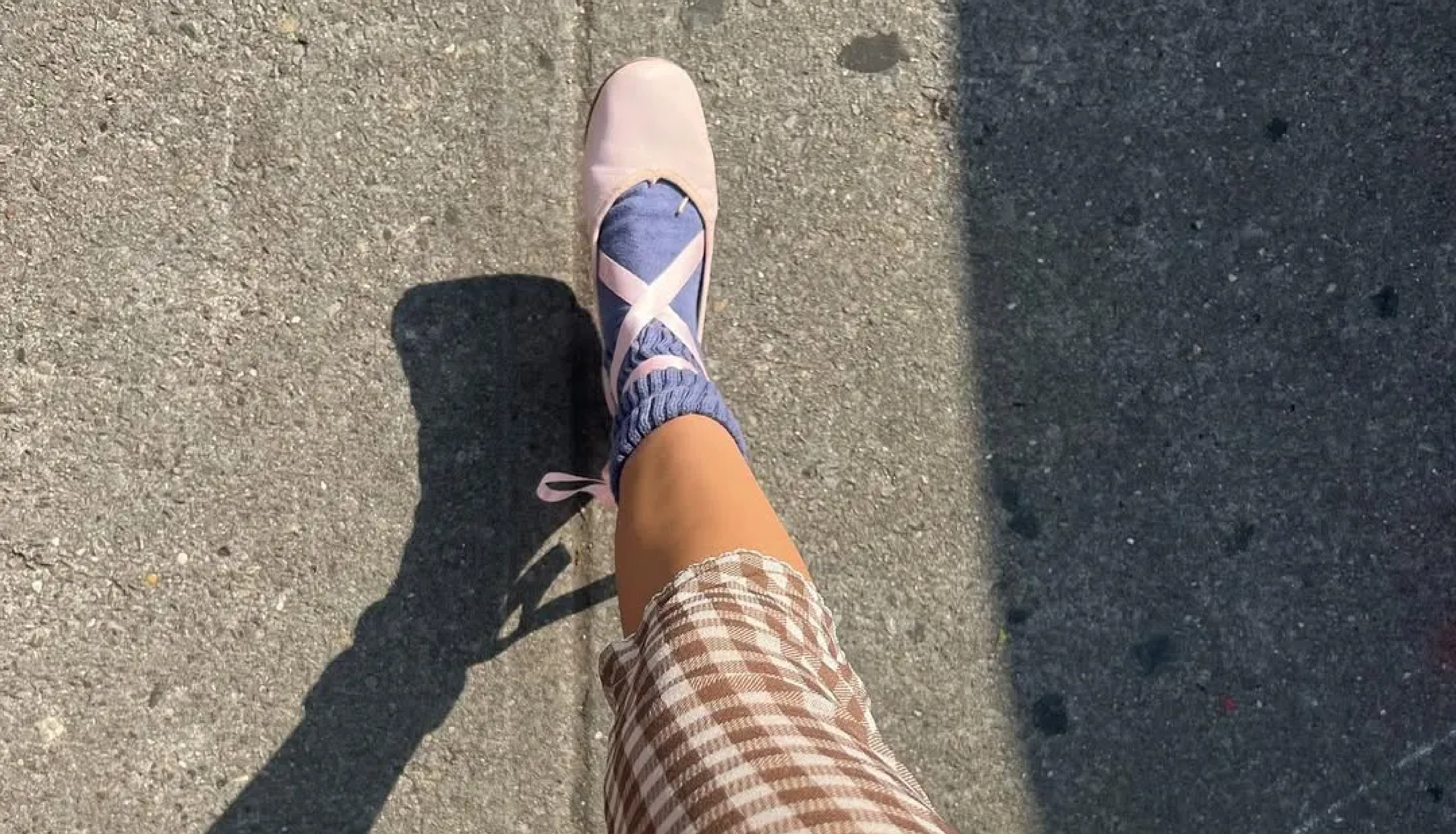 Bailarinas con cordones alargan la silueta primavera verano 2026