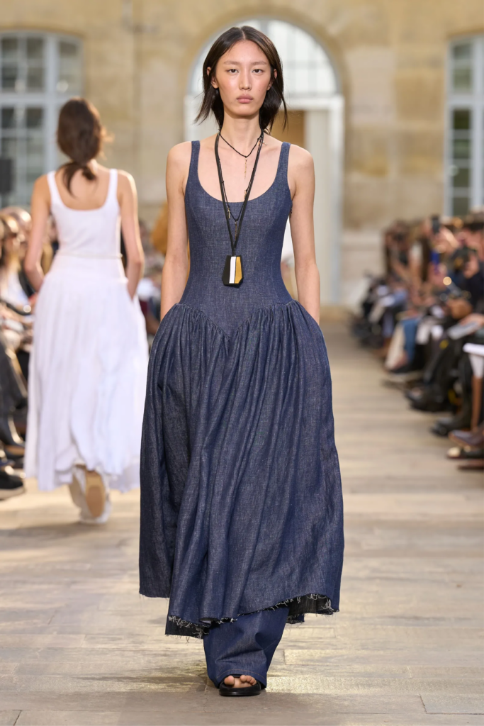 Vestido denim, la pieza que resuelve todo look en verano