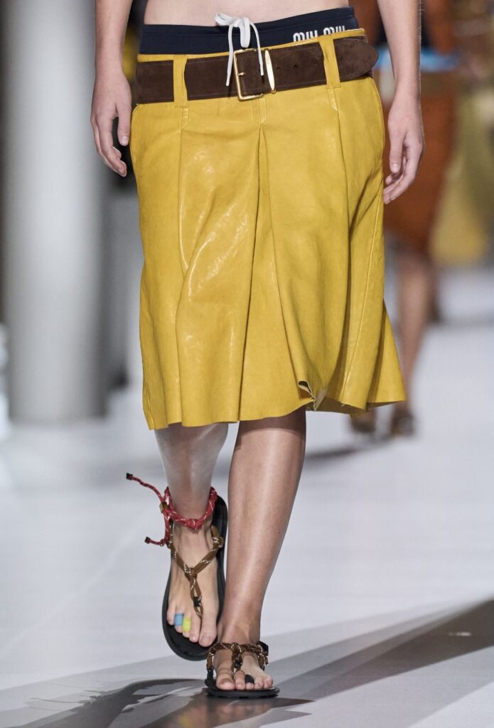 Las faldas de talle bajo imprescindibles en tu closet 