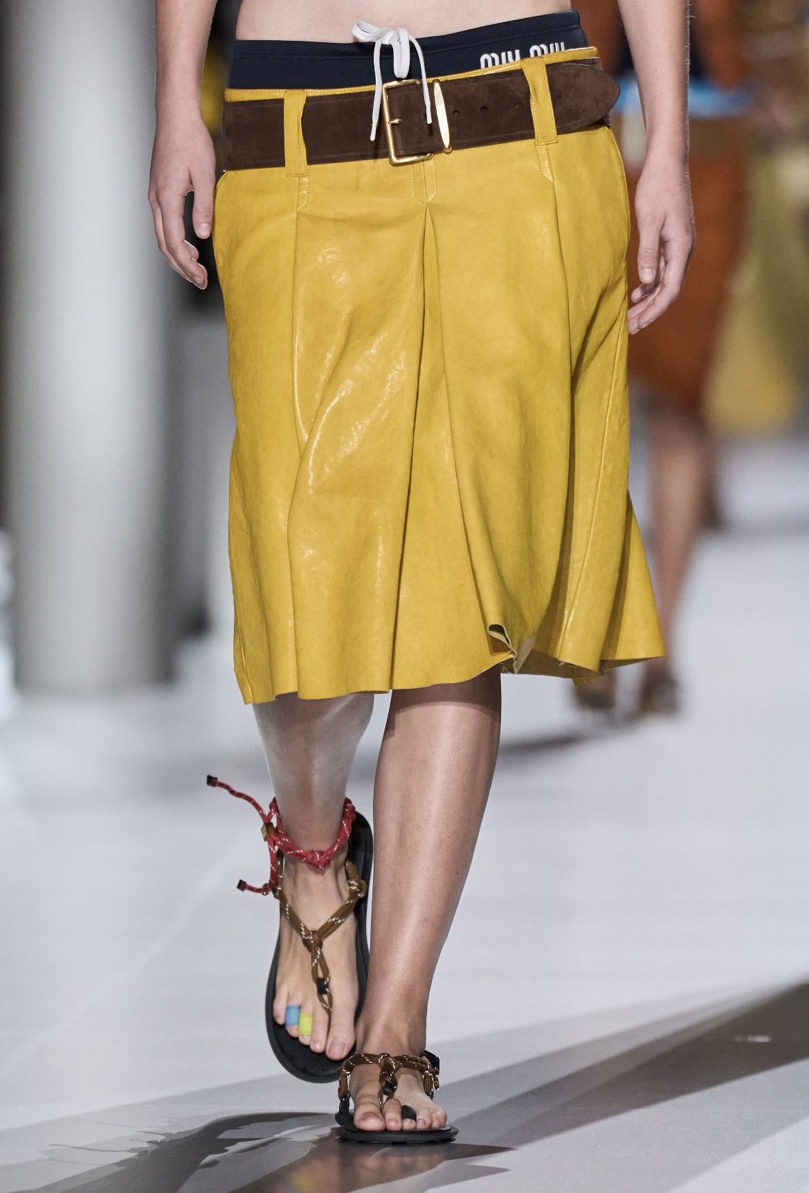 Las faldas de talle bajo imprescindibles en tu closet 