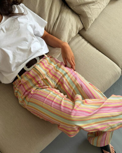 Así son los pantalones de rayas que se llevan esta primavera-verano