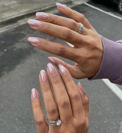 Glazed nails: el efecto de uñas que sigue siendo tendencia esta temporada
