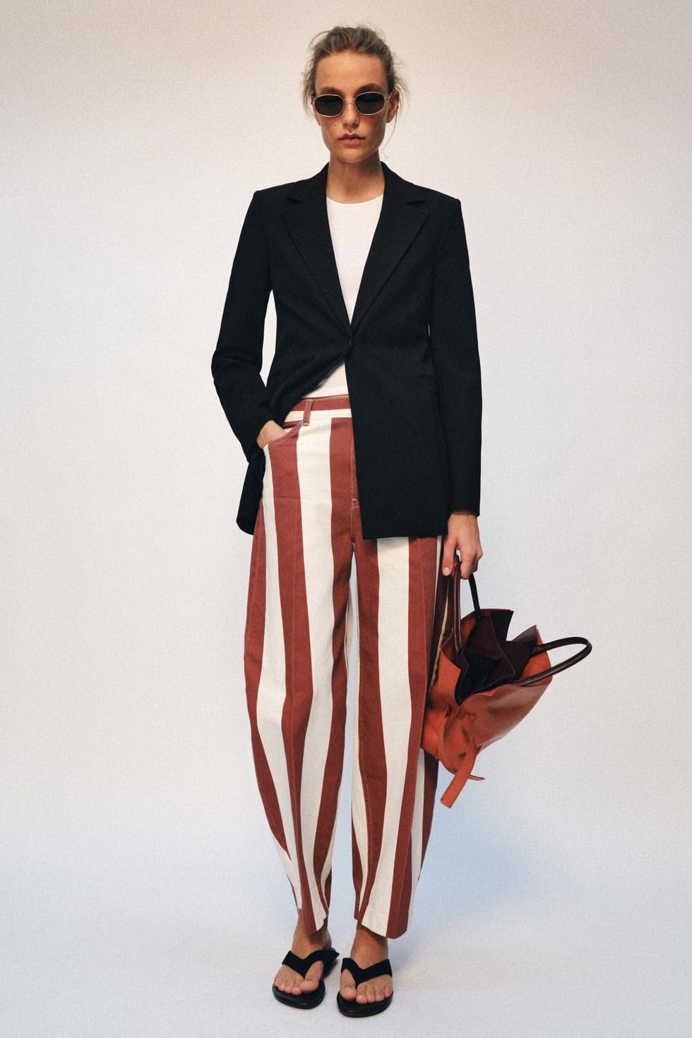 Así son los pantalones de rayas que se llevan esta primavera-verano