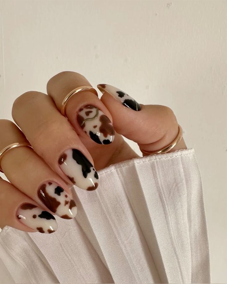 Uñas cow print: así vuelve la manicura noventera más viral