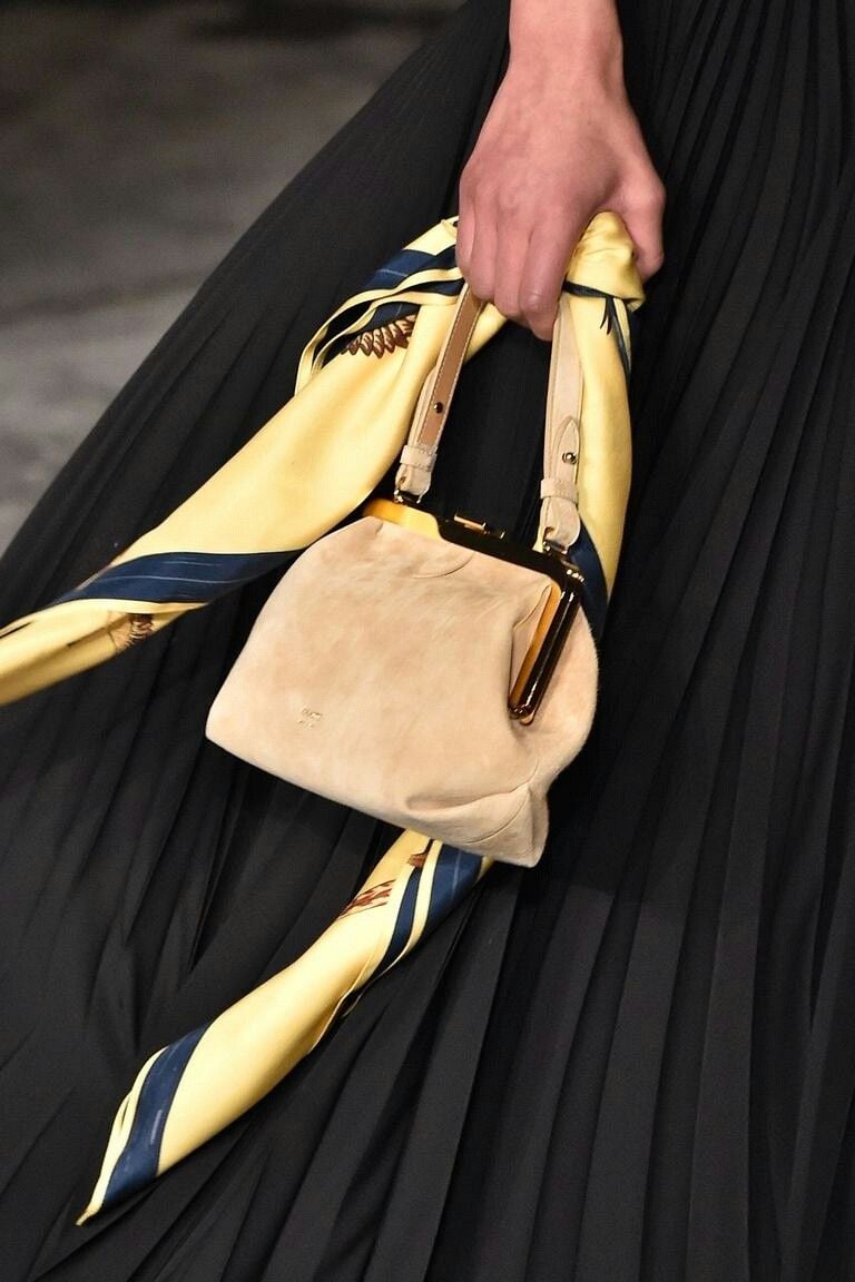 El pañuelo en el bolso: el truco parisino del verano 2026
