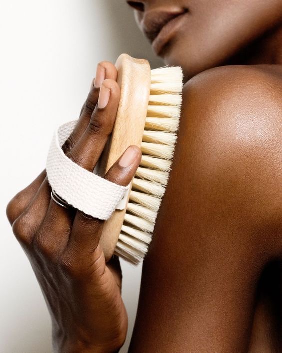 Los beneficios que tiene el cepillado en seco para tu cuerpo