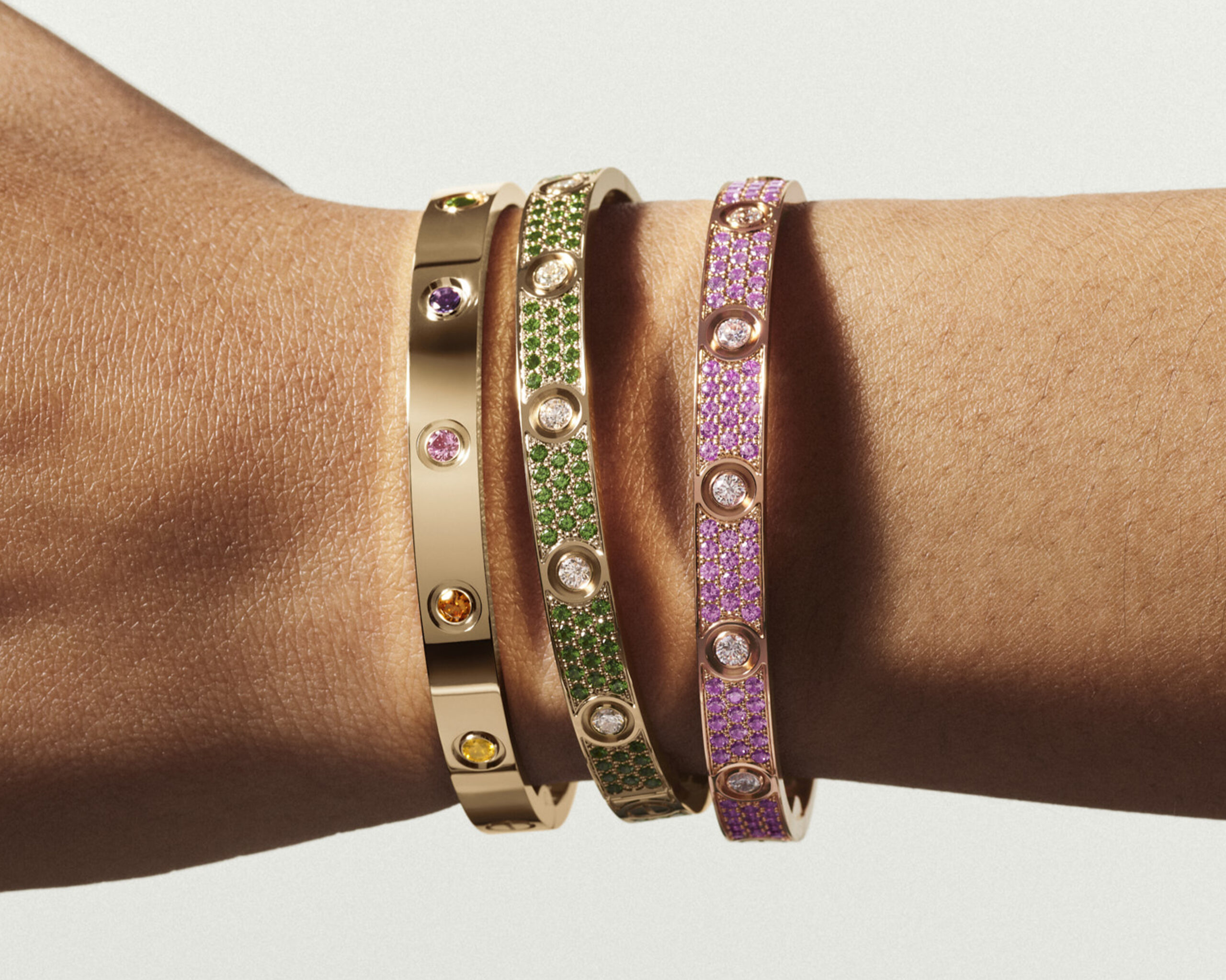 Los brazaletes Love de Cartier se llenan de color