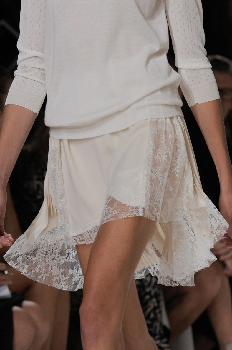 Las faldas boho blancas siguen conquistando el verano