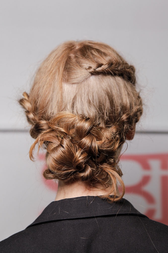 Recogido bajo con trenzas entrelazadas