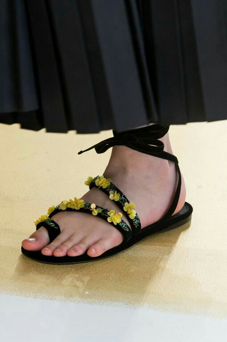 Las sandalias con flores son el detalle del verano 2026