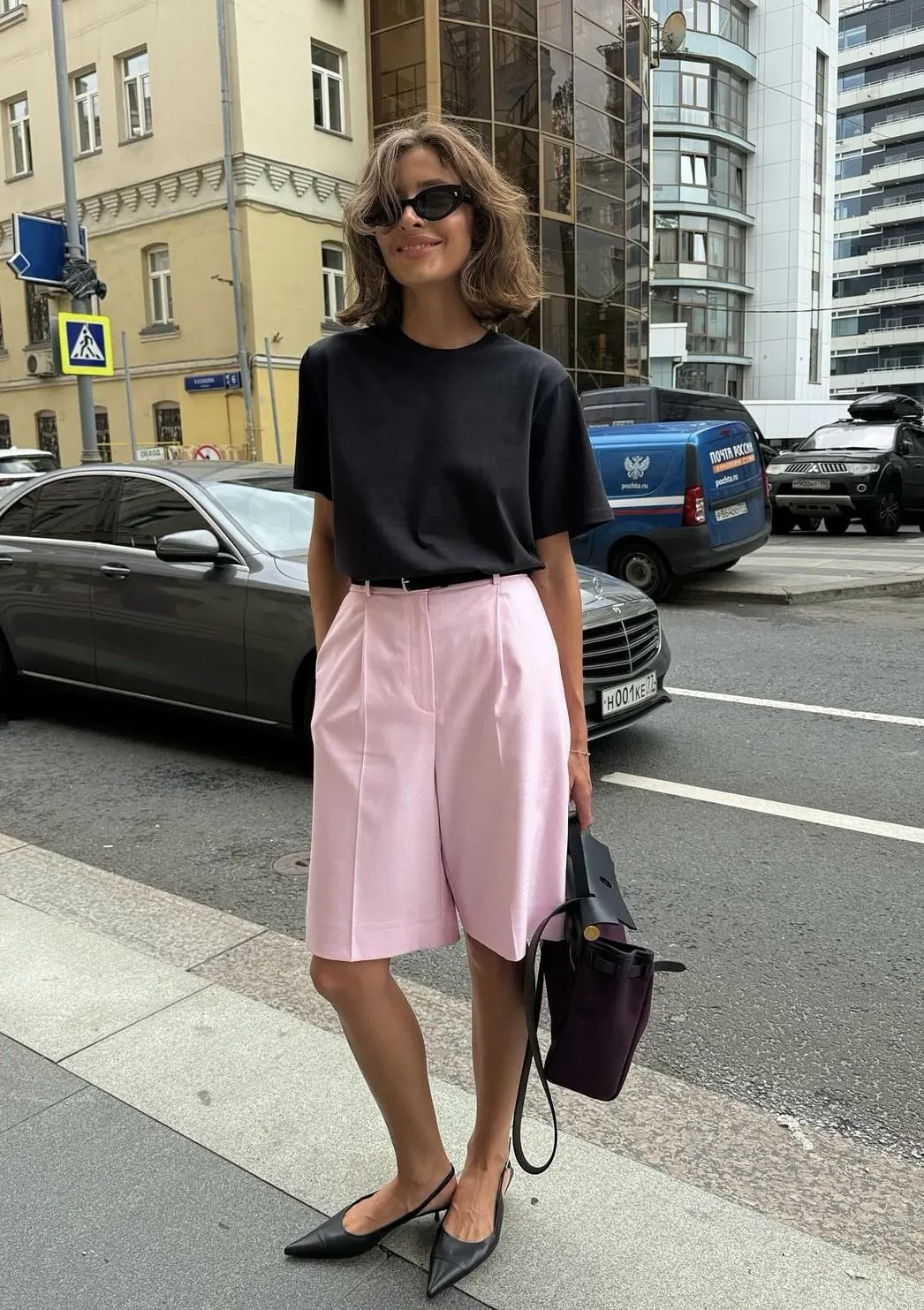 Cómo llevar una camiseta oversize y lograr un look equilibrado