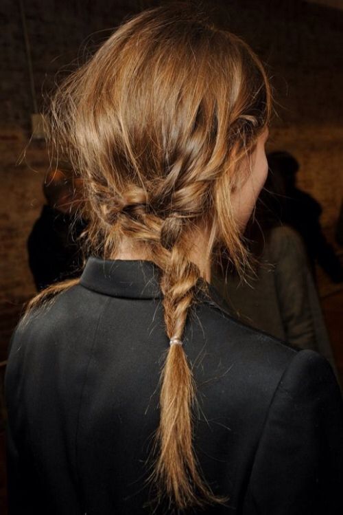 Trenza deshecha en cabello castaño